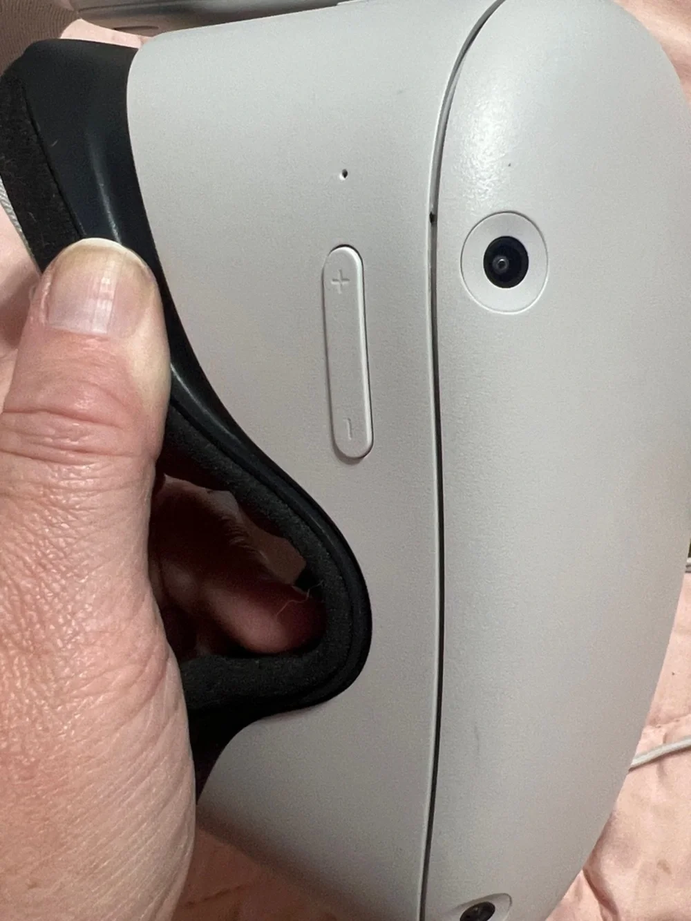 Standalone White VR Headset with Matching White Motion Controllers..Very Good